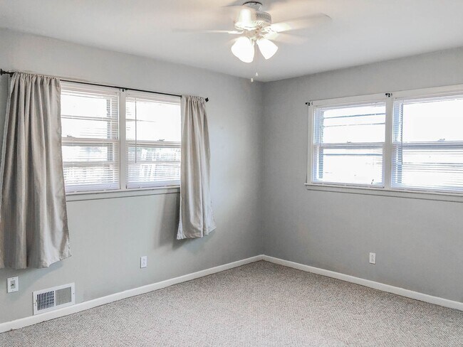 Building Photo - Pre-Leasing 3 bed 2 bath