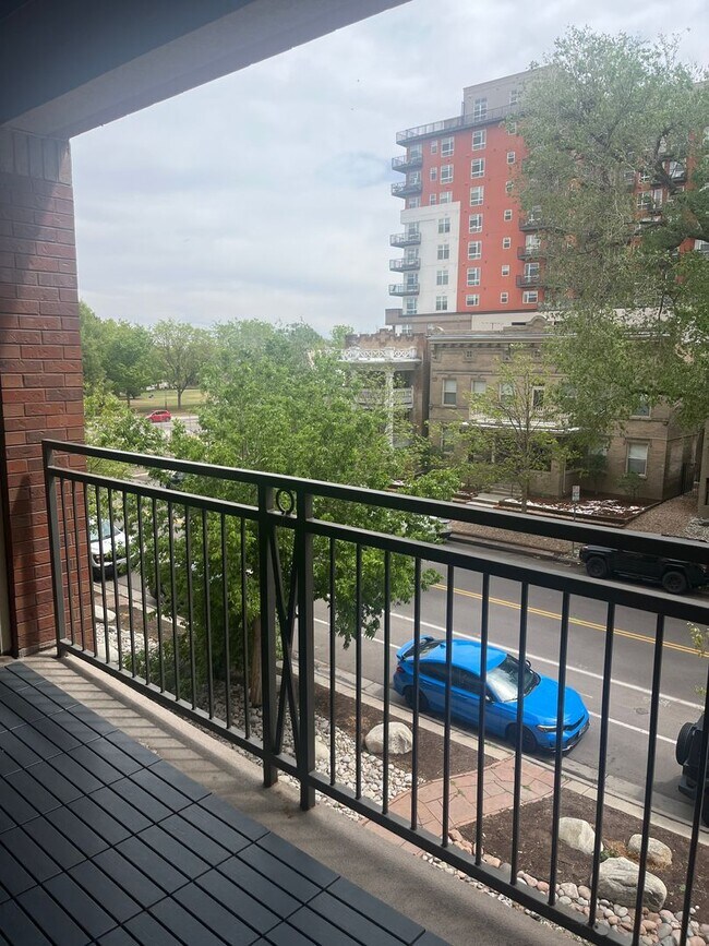 Building Photo - Spacious two bedroom two full bath in the heart of downtown!! AVAIL NOW!