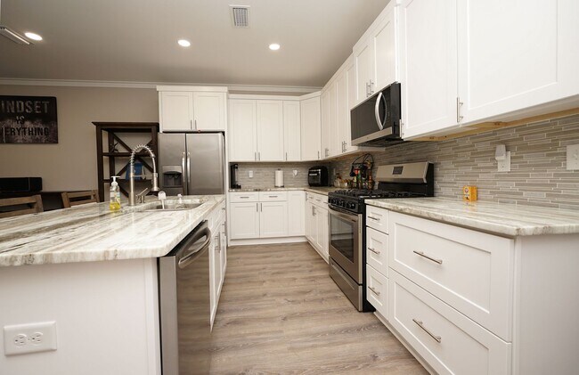 Building Photo - Newer Townhome Conveniently Located Near E...