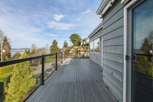 Building Photo - Stunning Sound & Olympic Mountain View Home in North Admiral