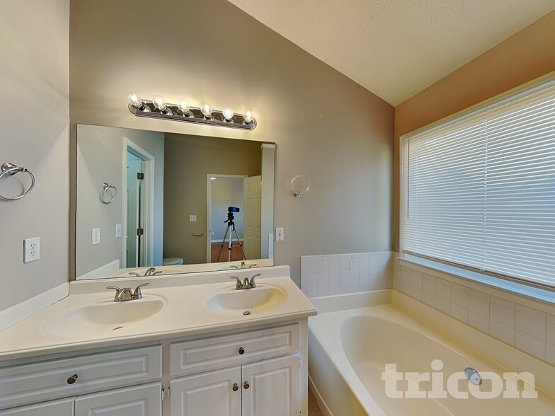 Building Photo - 403 Bennett Farms Pl