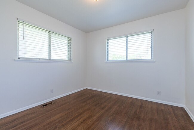 Building Photo - 3 Bed 1.5 Bath in Great Midtown Location!