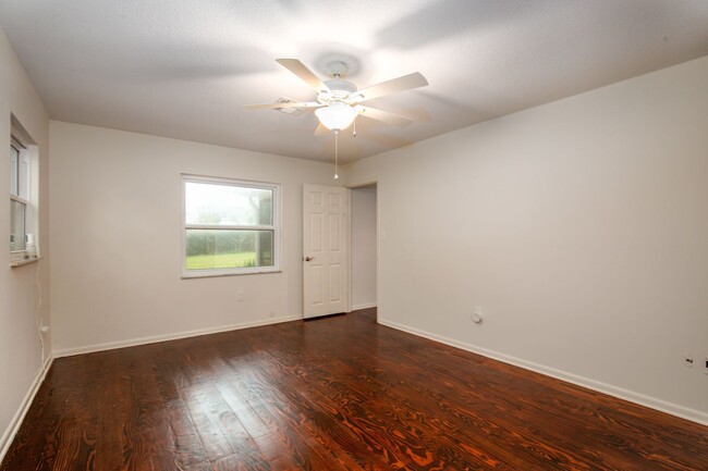 Building Photo - BEAUTIFUL 3 BEDROOMS SINGLE FAMILY HOME LO...