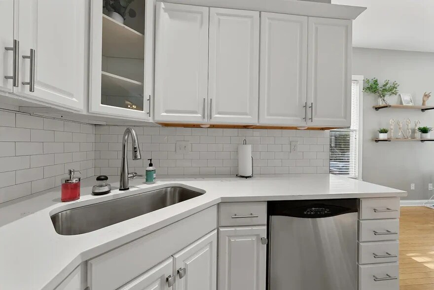 Building Photo - 950 N 6th St