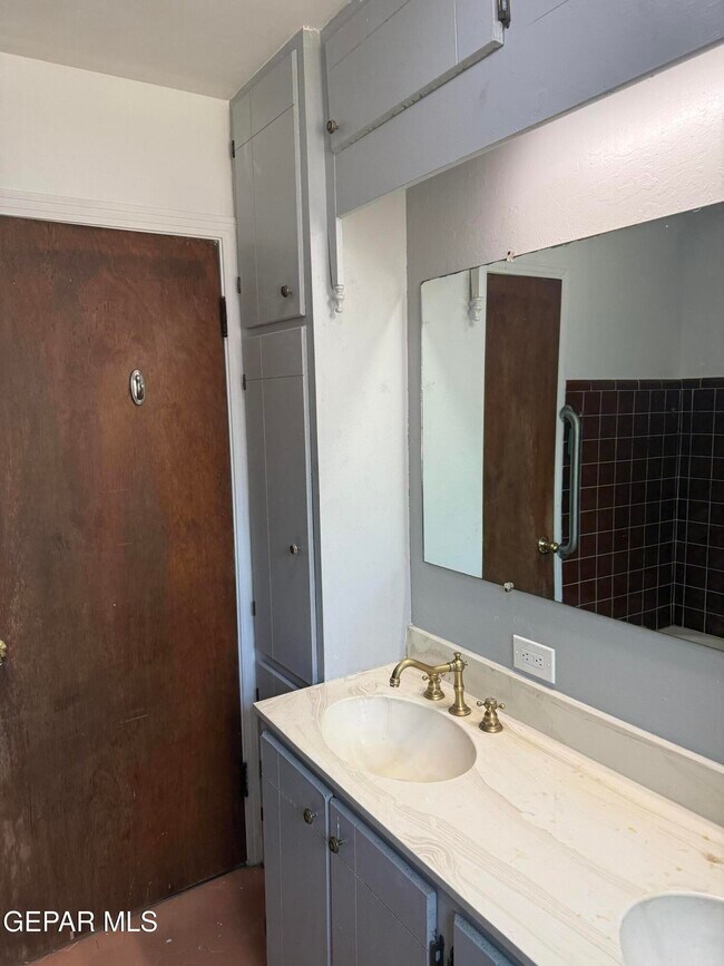 Building Photo - 258 Riverside Dr