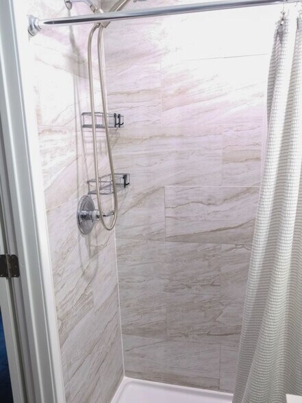 Master bathroom - 7 Maple Ave