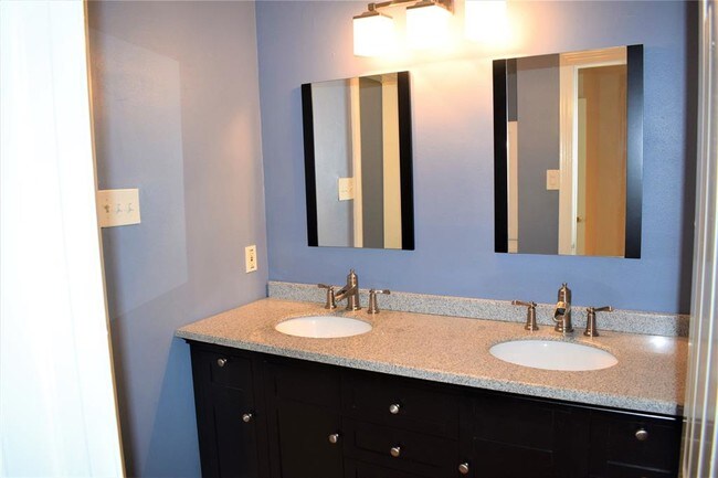 Building Photo - 600 Wilcrest Dr