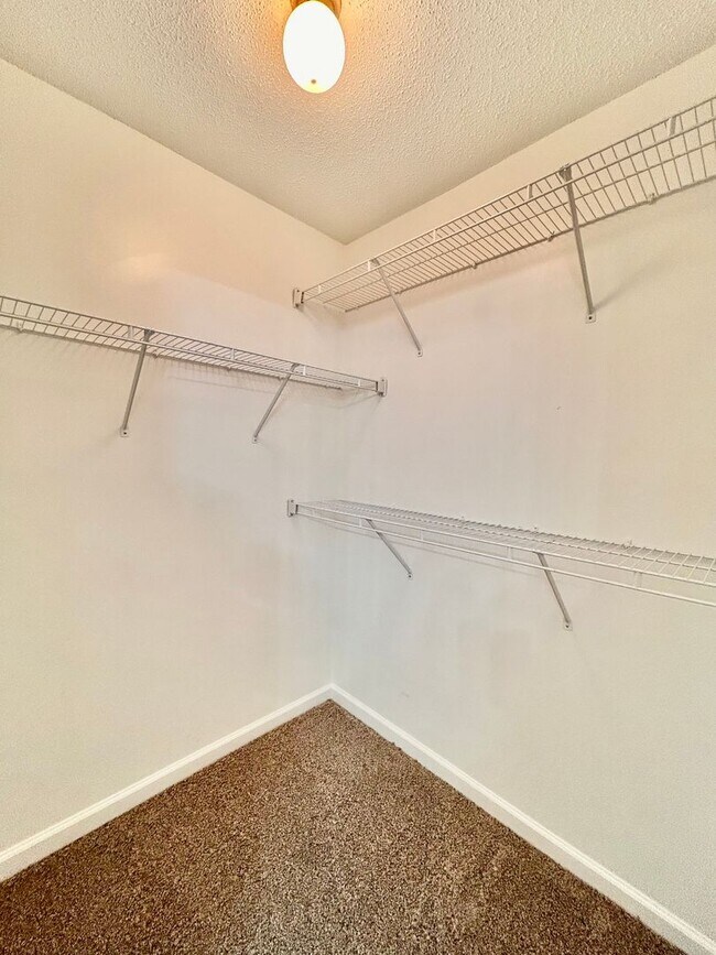 Building Photo - Discover this 4 bedroom 2 bath home for re...