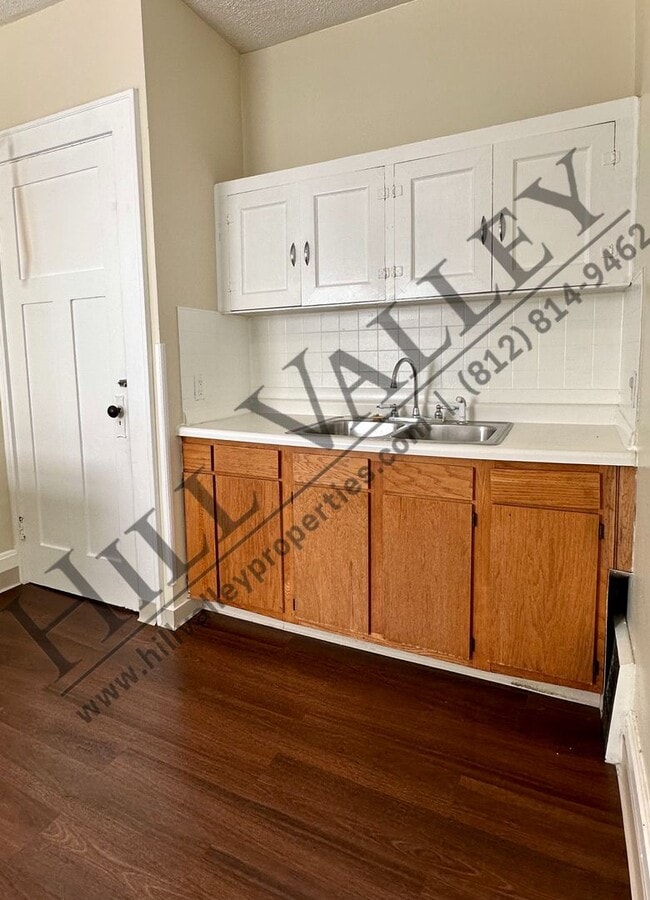 Building Photo - Two Bedroom Upper - All Utilities Paid