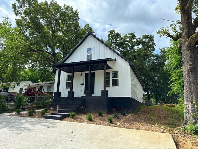 Building Photo - 2230 Lyon St