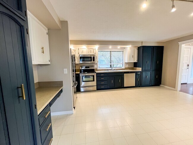 Building Photo - Winter Move in Special* $700 Off First Ful...