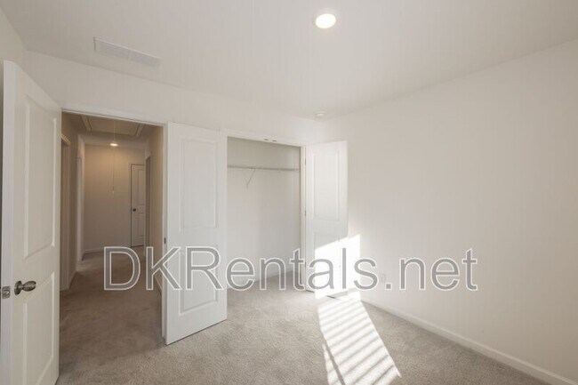 Building Photo - 724 Warm Rays Wy