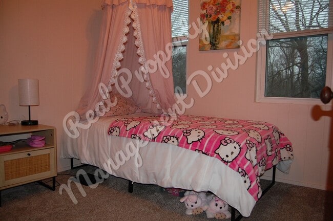 Building Photo - 3 Bed / 1.5 Bath Home | Huge Yard | Screened Front Porch | 2-Car Garage