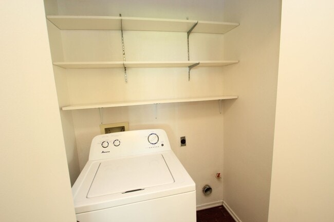 Building Photo - Charming 3-Bed, 2-Bath Single-Story Condo ...