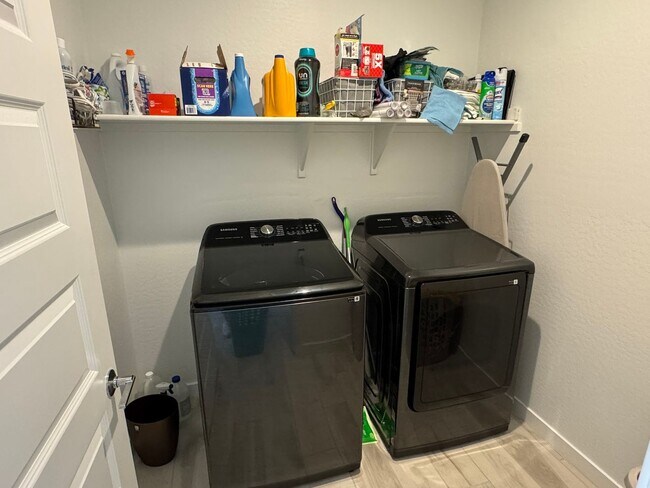 Building Photo - 2024 Beautiful Furnished 3 Bedroom 2 Bath with Private Suite near Sports Venues