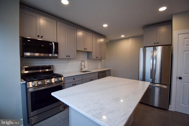 Building Photo - 207 Paxson Ave
