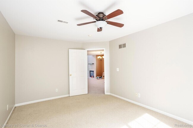 Building Photo - 16944 Farmington Rd