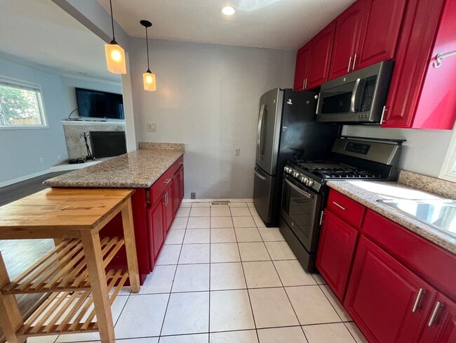 Building Photo - Three Bedroom House Available in Albany!!!