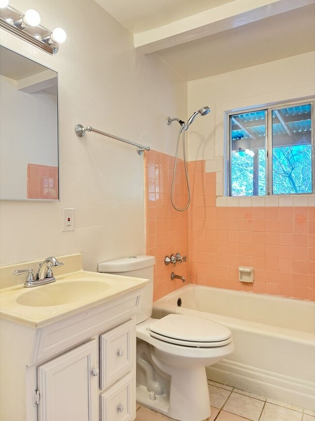 Building Photo - Charming 2 Bedroom home with large park like backyard