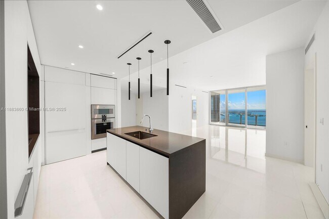 Building Photo - 300 Biscayne Blvd Way