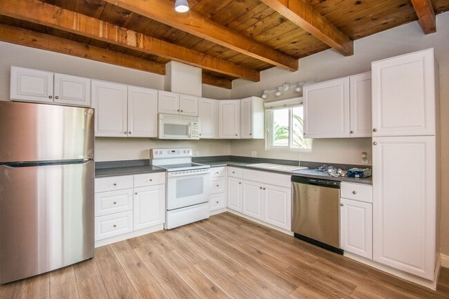 Building Photo - Amazing 2 Bedroom Only a Block from the Be...
