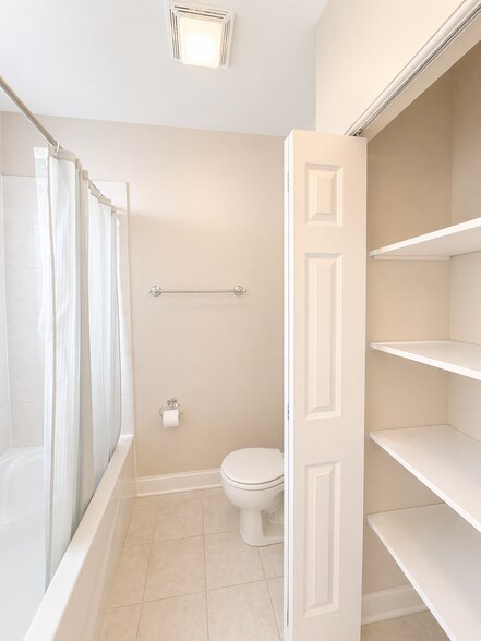 Building Photo - 6815 N Lakewood Ave