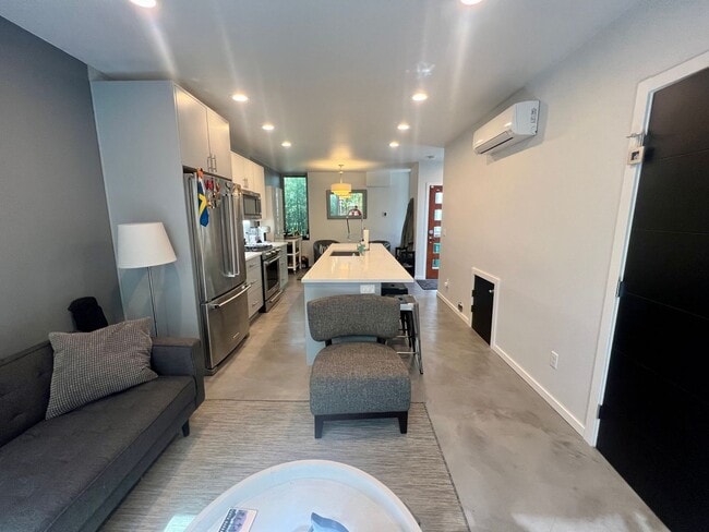 Building Photo - Ballard Townhome