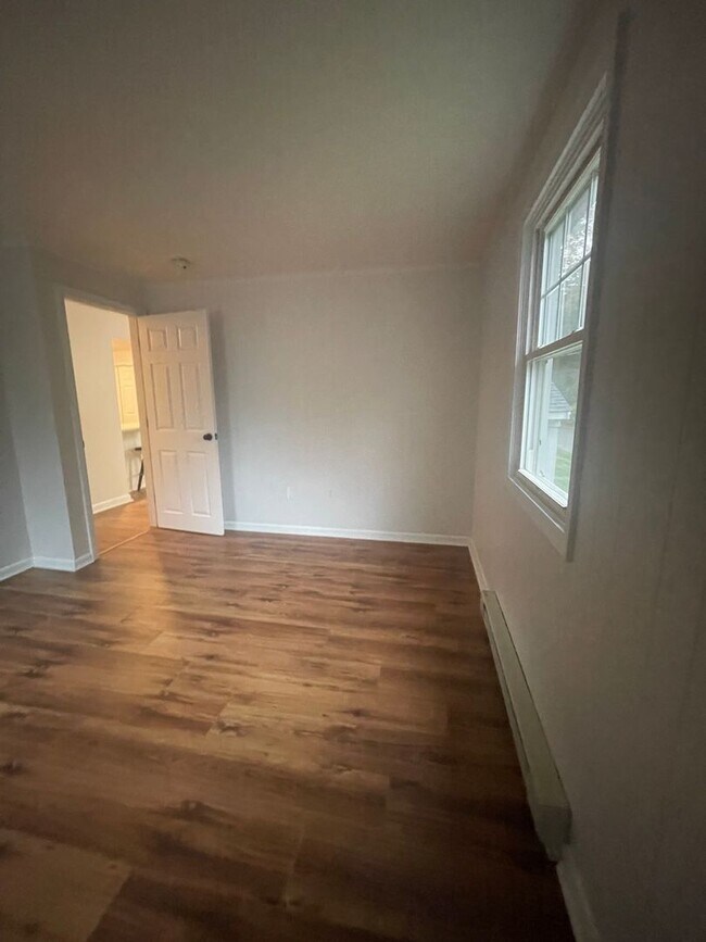 Building Photo - Downtown Kittery- close to the Shipyard