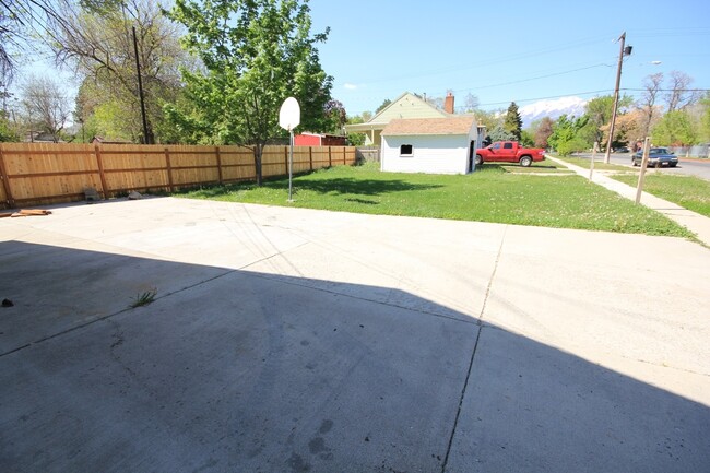 Building Photo - 3 Bed/1 Bath House, super close to BYU cam...