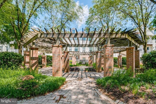 Building Photo - 8951 Town Center Cir