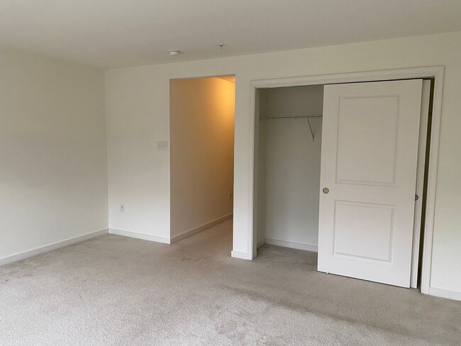 Building Photo - Stunning 3 Bedroom Townhouse in Gaithersburg!