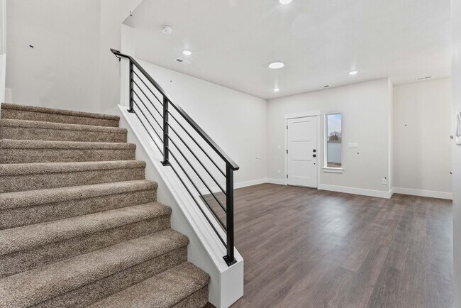 Building Photo - Awesome end unit 3 Bed 2.5 Bath townhome i...