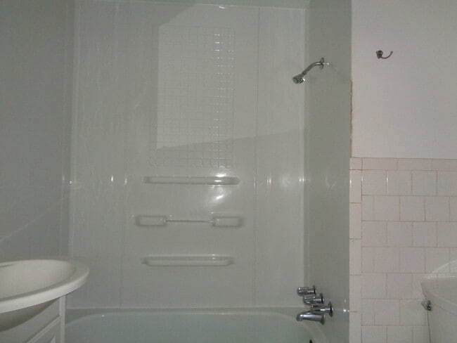 Building Photo - 2515-MHH2515 Laurel Ave NE