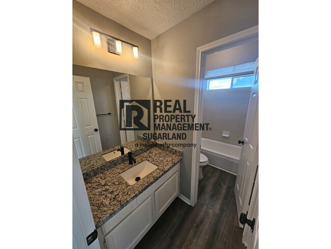 Building Photo - Executive Living in the Heart of Sugar Land