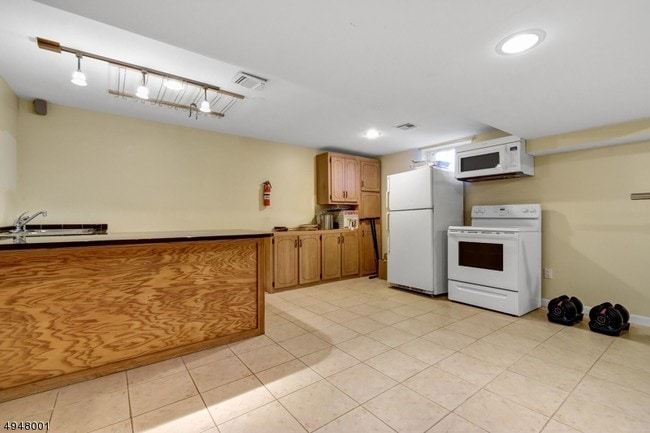 Building Photo - 221 Hillside Ave