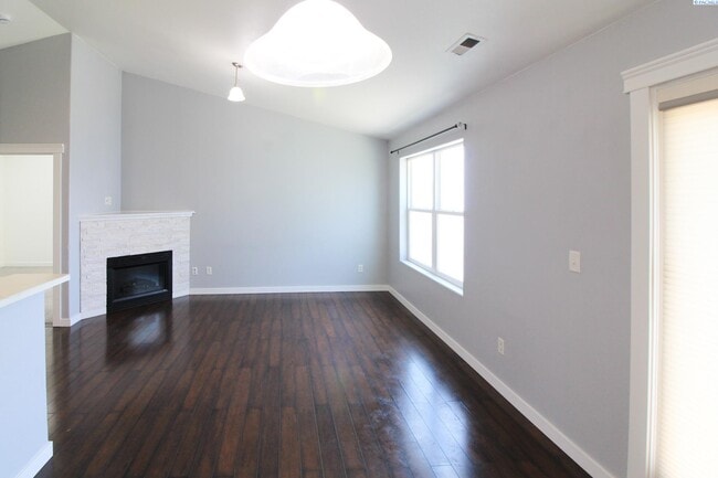 Building Photo - 2 bed, 2 bath townhome in Pasco