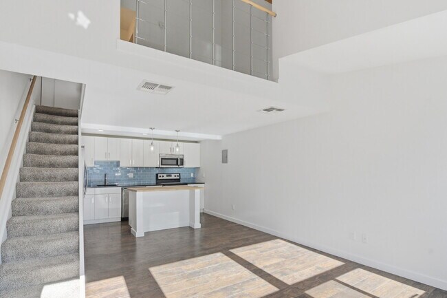 Building Photo - $1,440.95- 1 Bed, 1 Bath Lofted Apartment in Lakewood with Central AC!