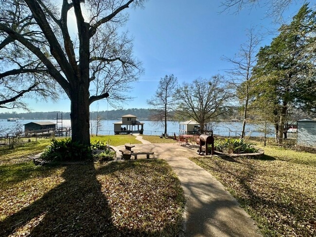 Building Photo - Stunning, fully furnished 3-bedroom, 2-bath lakefront home on Lake Palestine!
