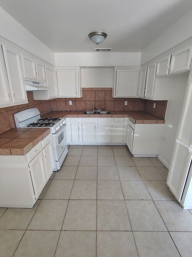 Building Photo - 2 Bed / 1 Bath – Gated Unit with Private Patio | Bakersfield