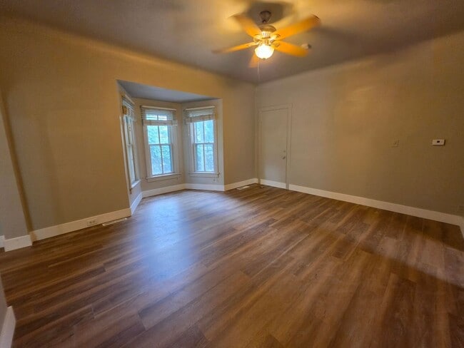 Building Photo - Charming 2 bedroom unit - Conveniently located.