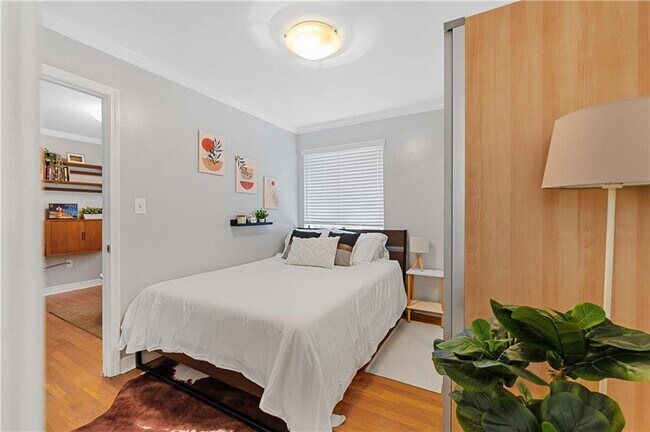 Building Photo - 960 St Charles Ave NE