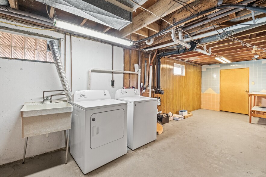 Building Photo - 318 Castleview Dr