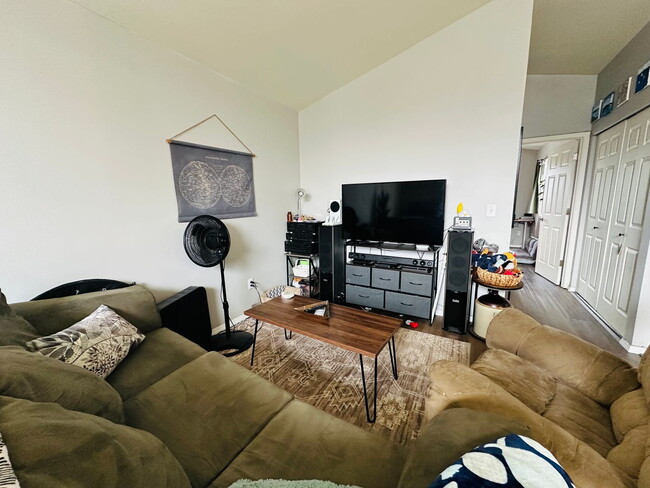 Building Photo - 4-Bedroom Townhome Minutes from Barkley Village, I-5 and Whole Food