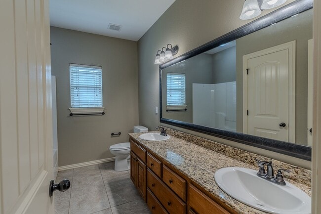 Building Photo - 4 BR Farmington Home!