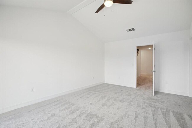 Building Photo - 302 Tesla Cir