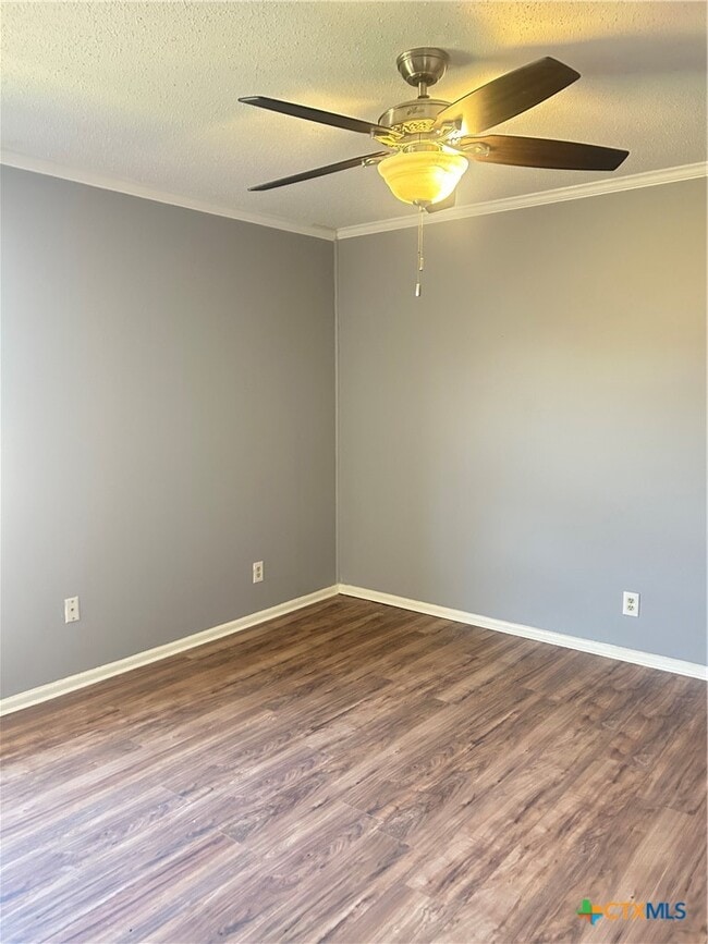 Building Photo - 1051 Country Club Dr