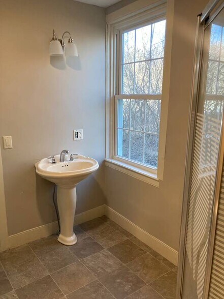 Building Photo - 886 VT-74