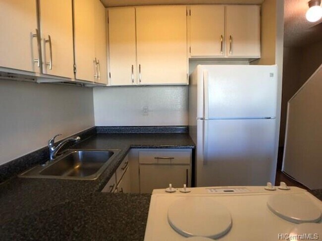 Building Photo - 2 Bed / 1.5 Bath / 1 covered reserved parking - Great Kailua Location!