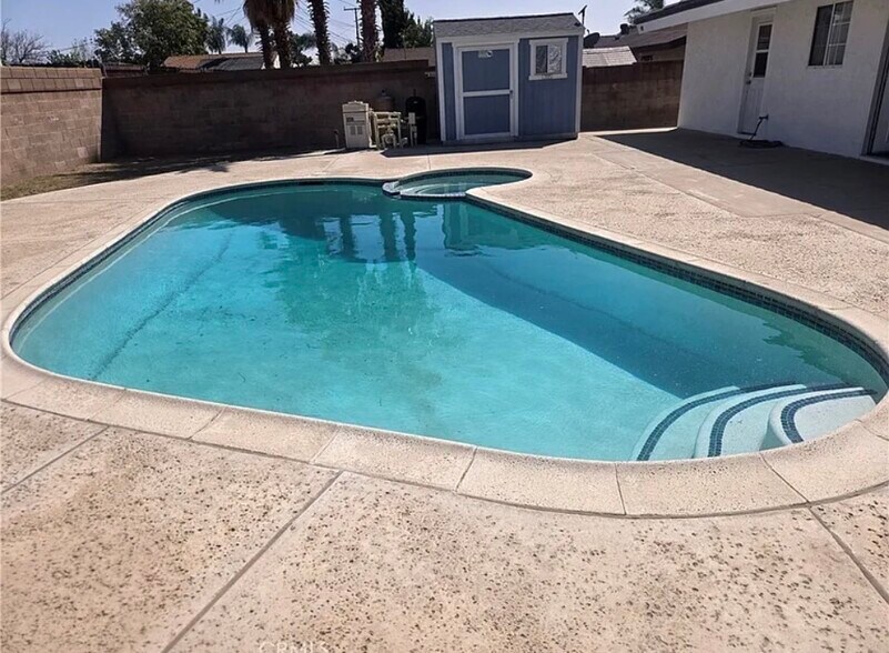 Building Photo - 979 N Gardena Ave