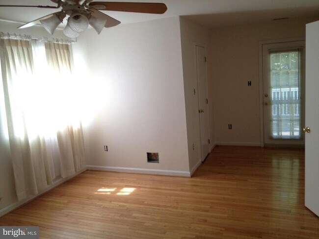 Building Photo - 7017 Murray Ln